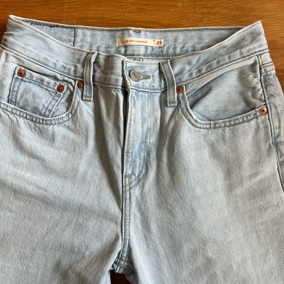 Levi’s Low Pro Straight Jeans Women’s Size 25 Blue Relaxed Baggy Fit Light Wash - Picture 3 of 7